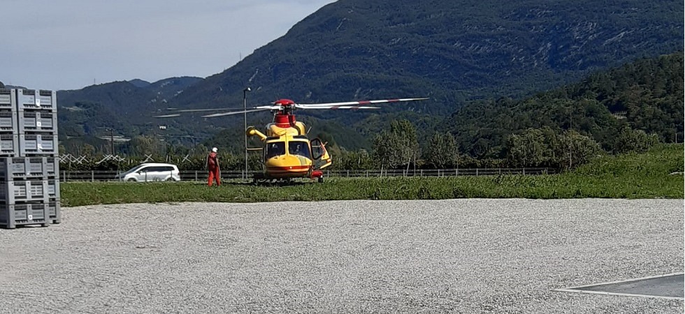 Violento scontro auto-moto in valle dei Laghi, un ferito trasferito in elicottero all'ospedale